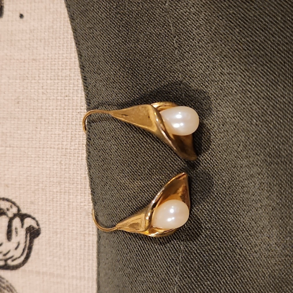 Pearl and goldtone earrings